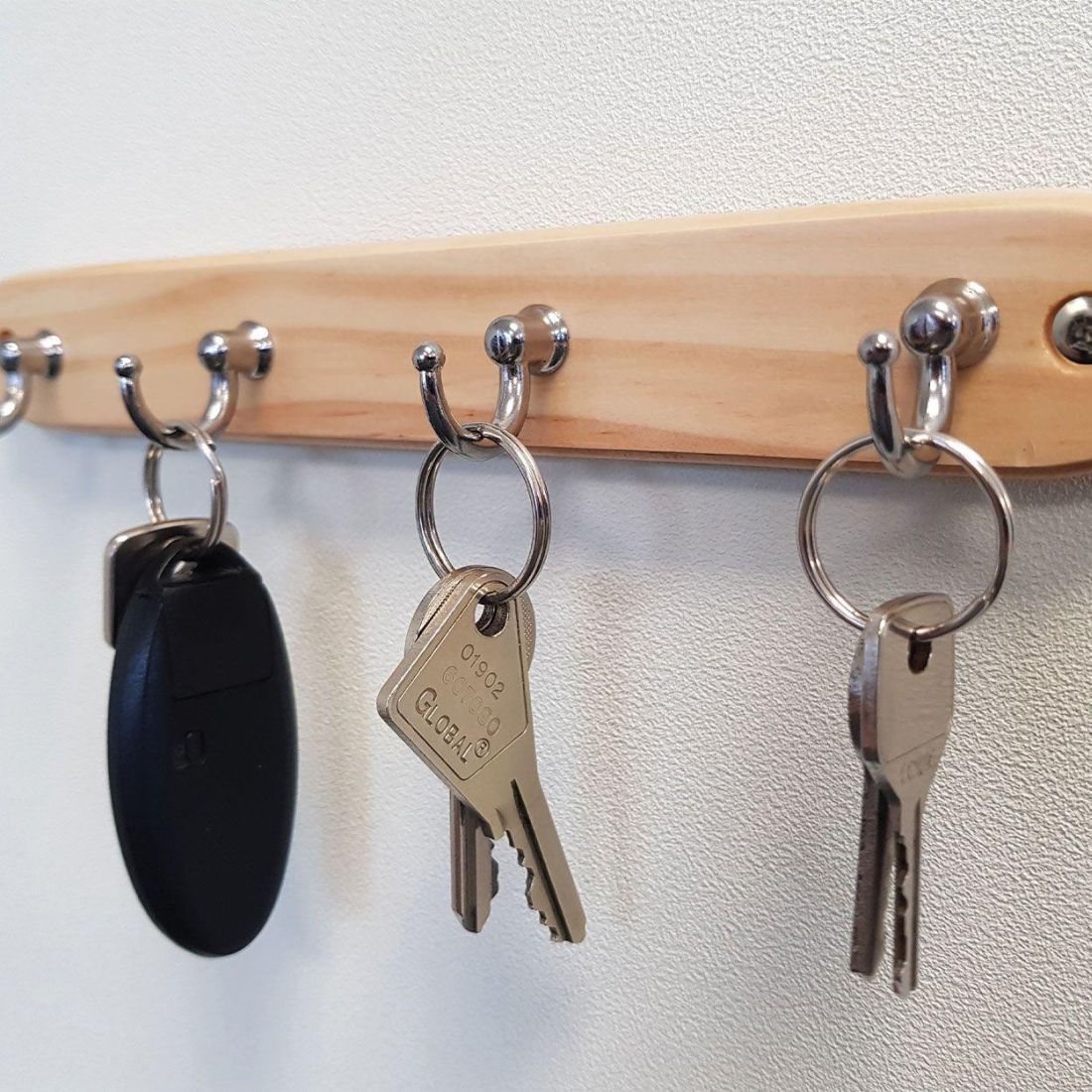SMALL HOOK RAIL 4 CHROME HOOKS ON PINE BOARD