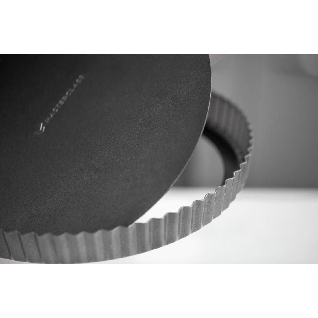 NON-STICK LOOSE BASE FLUTED QUICHE TIN 25CM