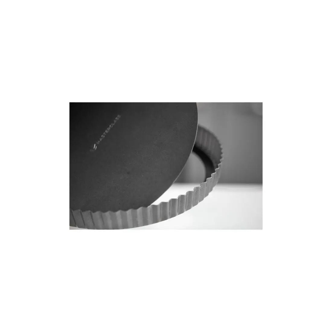NON-STICK LOOSE BASE FLUTED QUICHE TIN 23CM