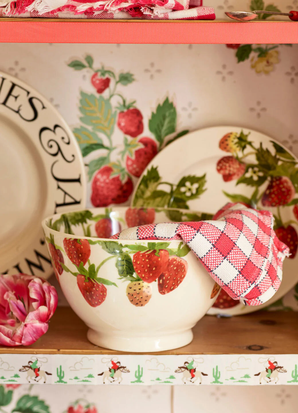 SRRAWBERRIES MEDIUM OLD BOWL
