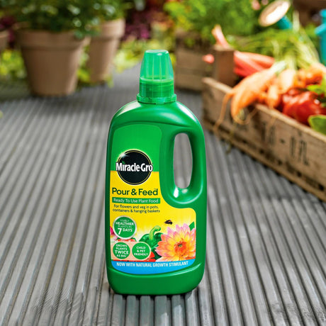 MIRACLE-GRO POUR & FEED PLANT FOOD 1L