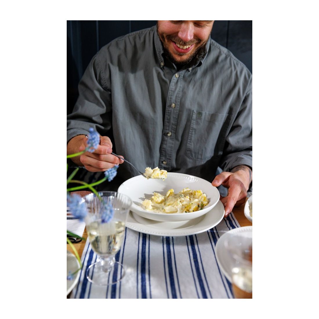 MIKASA NAVY STRIPE LINEN-BLEND TABLE RUNNER 230CM X 34CM