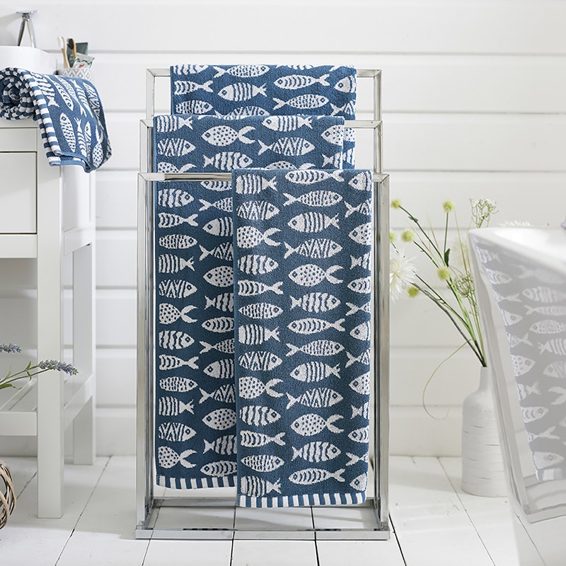 BATH TOWEL BLUE /WHITE FISH